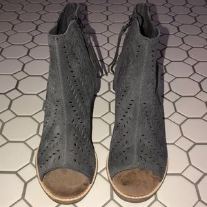 Tom’s size 7.5, worn only around the house!